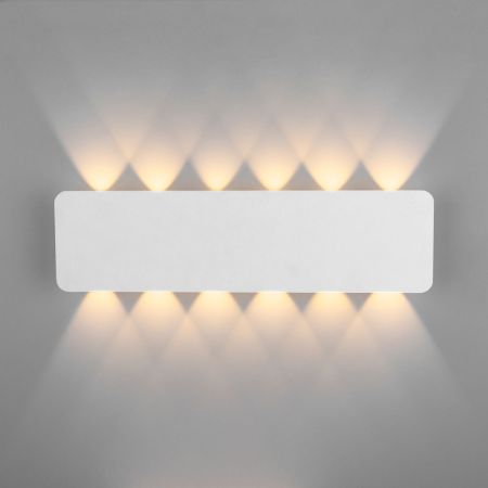 Настенный светодиодный светильник Eurosvet Angle 40139/1 LED белый